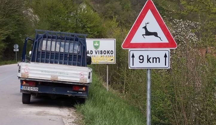 Postavljena saobraćajna signalizacija “Divljač na putu” na cestama kroz sportsko lovište “Visoko”